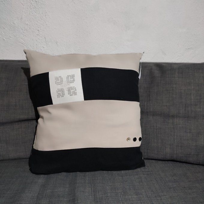 coussin bicolore motif fleur en  jours d'Angles - 3 boutons