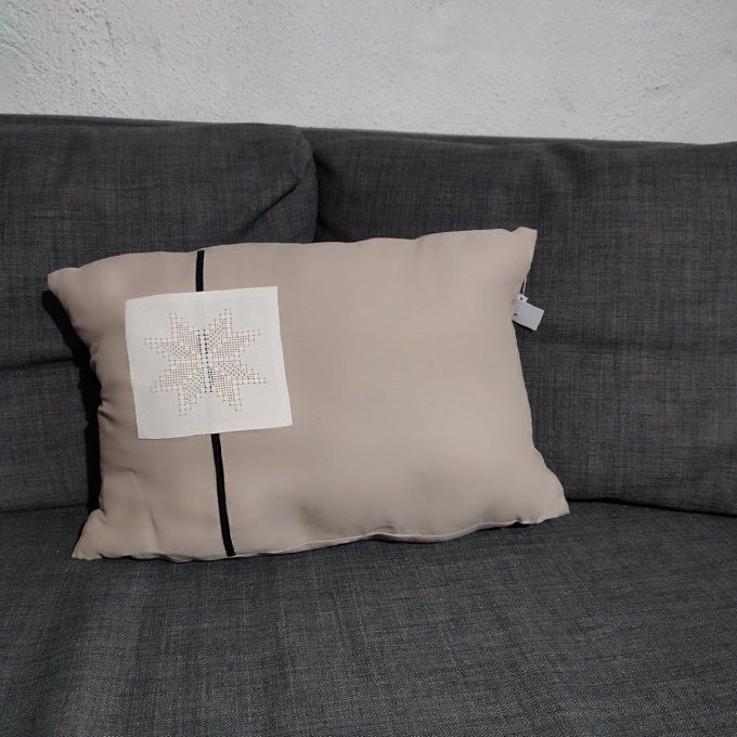 coussin bicolore motif étoile, bande noire