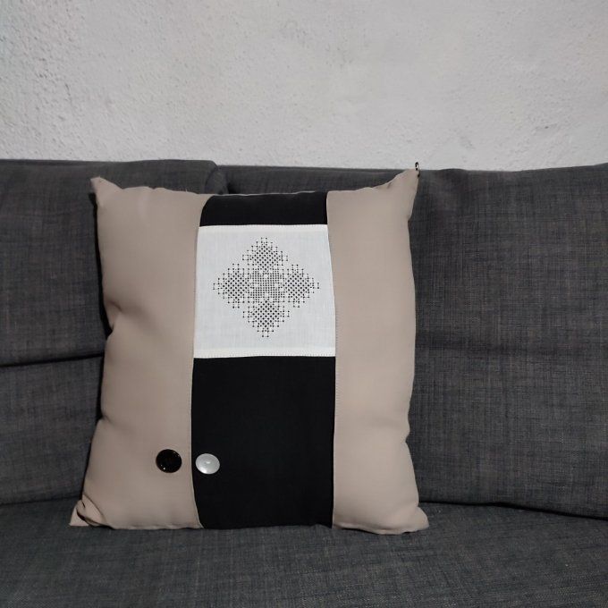 coussin bicolore motif jours d'Angles - 2 boutons